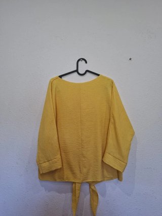 Blusa amarilla con nudo