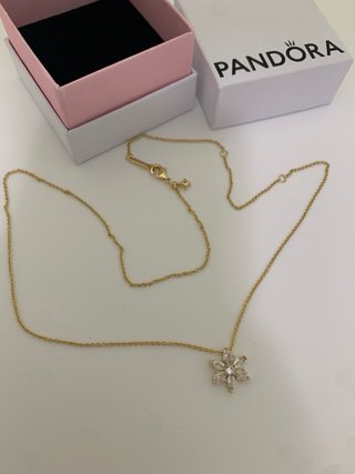 Collar Pandora Flor con Circonitas Doradas