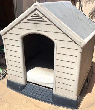 Caseta para perro beige y negra