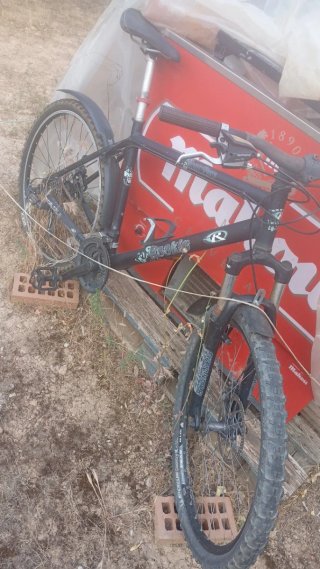 Bicicleta de montaña negra