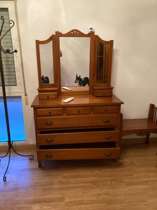 Tocador de madera con espejo triple