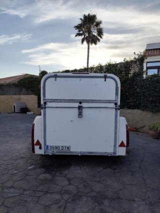 Remolque cerrado motos, marca Carro de doble eje