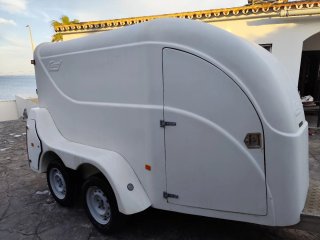 Remolque cerrado motos, marca Carro de doble eje