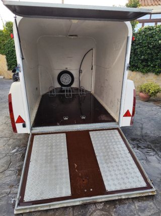 Remolque cerrado motos, marca Carro de doble eje