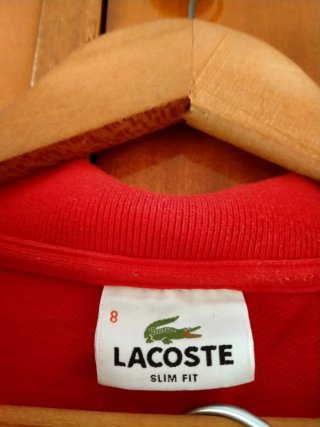 Conjunto Lacoste Polo Rojo y Jeans de Zara