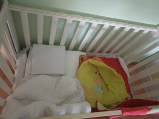 Cuna de bebé blanca y accesorios