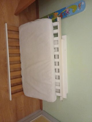 Cuna de bebé blanca y accesorios