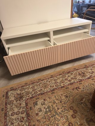 Mesa TV blanca y rosa con estantes