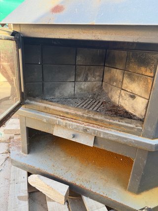 Llar de foc cantonera metàl·lica