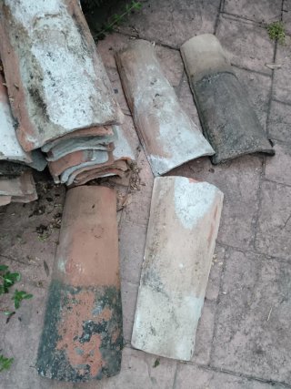 25 Tejas antiguas de barro