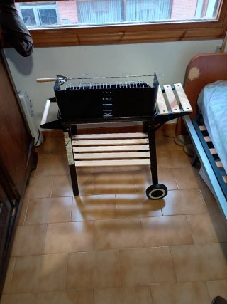 Barbacoa de carbón con ruedas