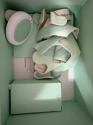 Owlet Sock con accesorios pie en caja