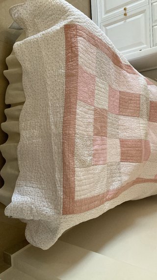 Colcha patchwork acolchada rosa y blanca