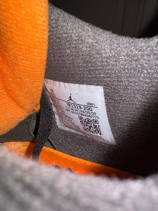 Air Jordan 4 x Undefeated 2025 tg 43