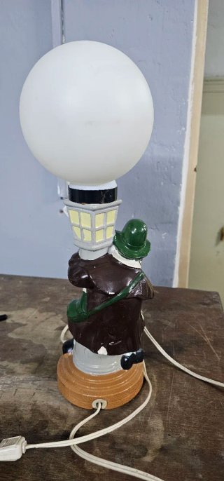 Lampada da tavolo Bar con statuetta