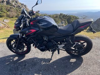 Kawasaki Z650 Negra y Roja