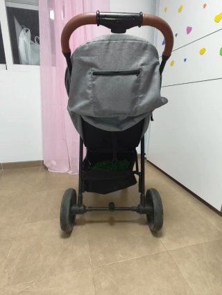 Silla de paseo gris y marrón