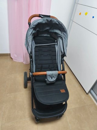 Silla de paseo gris y marrón