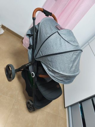 Silla de paseo gris y marrón