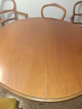 Mesa redonda y 6 sillas de madera