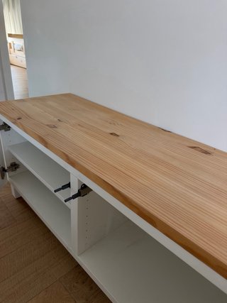 Mueble blanco con puertas y tapa de madera