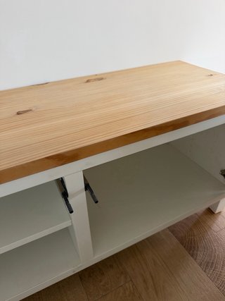 Mueble blanco con puertas y tapa de madera