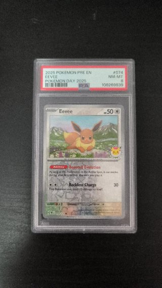 Carta Pokémon Eevee Pokemon day 2025 PSA 8 NM-MT