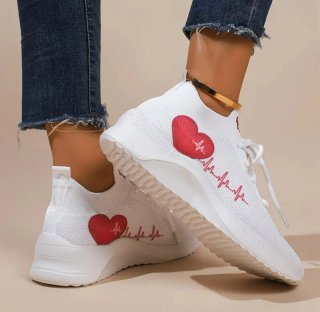 Zapatillas Blancas con Corazón y Electrocardiogram