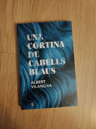 Una cortina de cabells blaus