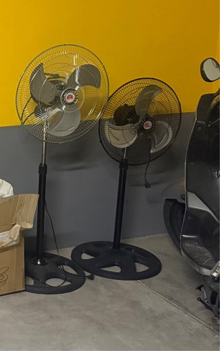 2 Ventiladores de Pie (Plata y Negro)