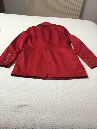 Gabardina corta mujer roja