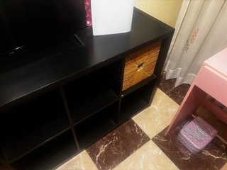 Mueble de salón negro con cestas