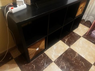 Mueble de salón negro con cestas