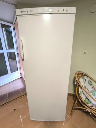 Congelador grande blanco