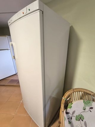 Congelador grande blanco