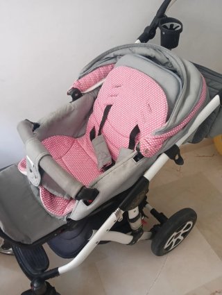 Carro de bebé rosa y blanco