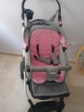 Carro de bebé rosa y blanco