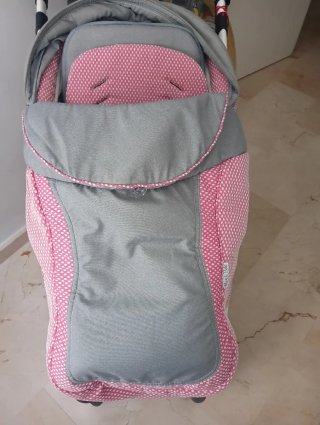Carro de bebé rosa y blanco
