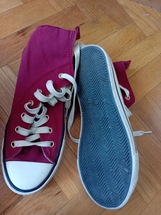 Botas negras y moradas