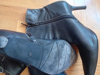 Botas negras y moradas