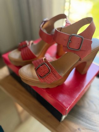Sandalias tacón rojo y beige