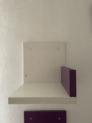 Estanterías de madera de morado y blanco