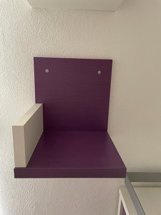 Estanterías de madera de morado y blanco