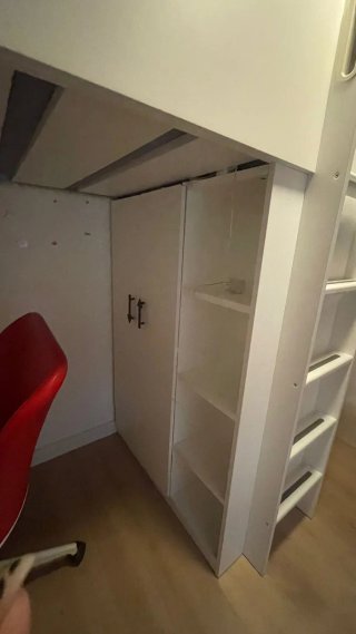 Cama alta con escritorio y armario