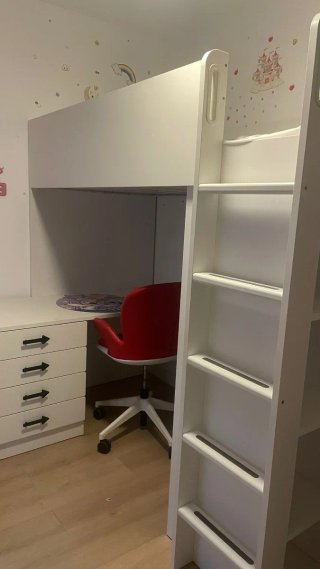 Cama alta con escritorio y armario