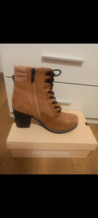 Botines marrones con tacón grueso.