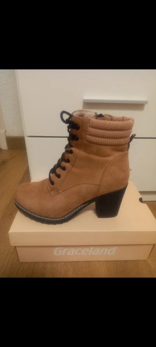 Botines marrones con tacón grueso.