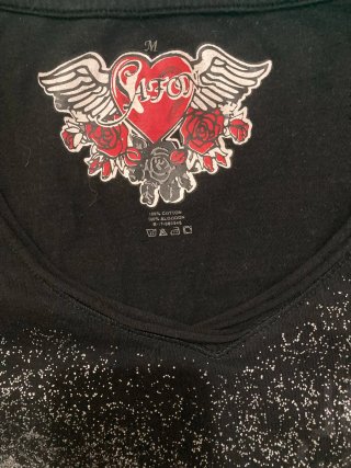 Camiseta negra con estampado plateado