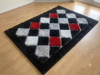 Alfombra de salón con rombos negro y rojo
