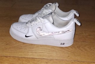 Nike Air Force 1 Blancas y Negras con reflectante